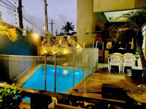 Casa agradável com piscina há 1 quadra da praia.